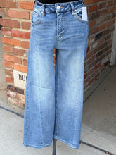 Load image into Gallery viewer, Mid Rise Crop w Front Seam Jean