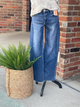 Load image into Gallery viewer, Ava Mid Rise Crop Jean