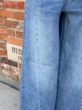 Load image into Gallery viewer, Mid Rise Crop w Front Seam Jean