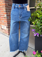 Load image into Gallery viewer, Beth Mid Rise Crop Straight Jean
