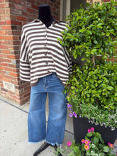 Load image into Gallery viewer, Beth Mid Rise Crop Straight Jean